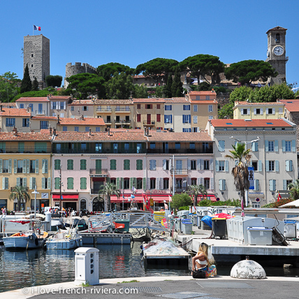 Le quartier historique du Suquet  Cannes surplombe le vieux port.