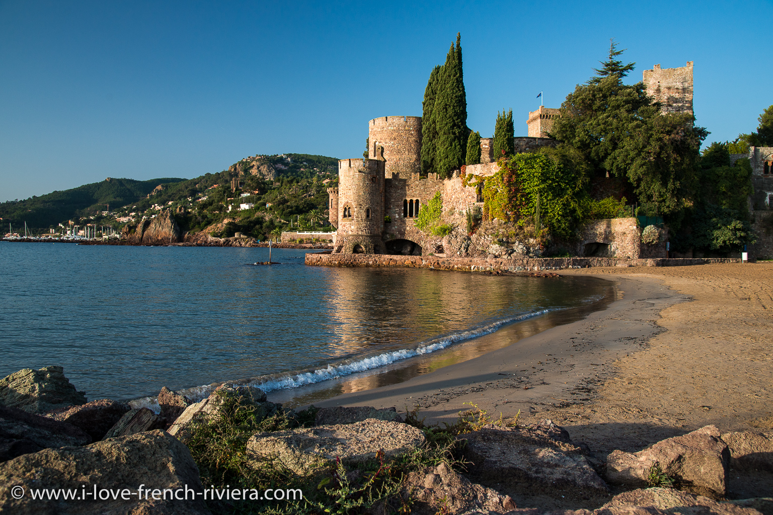Der Strand und die berhmte mittelalterliche Burg von La Napoule in der Bucht von Cannes liegen sofort vor unserer Ferienwohnung. Bild wurde am Morgen um 08:30 aufgenommen.