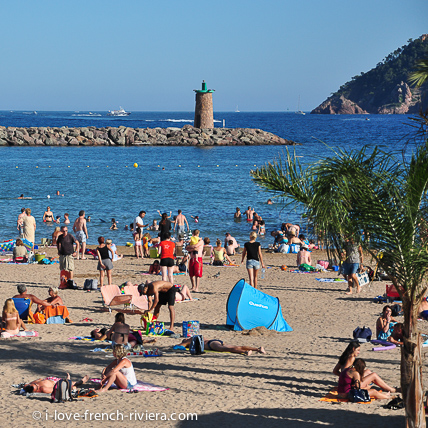 Une jolie plage propre et bien abrite se trouve juste devant l'appartement,  ct du chteau.