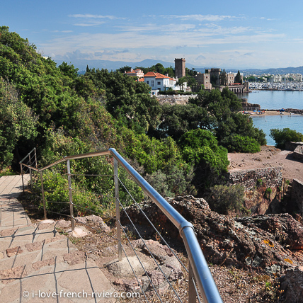 Le sentier de bord de mer offre de beaux points de vue