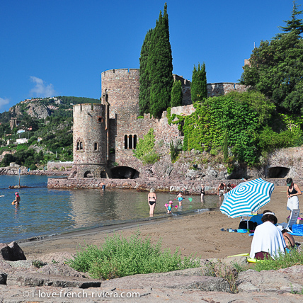 Die Mittelalterliche Burg bewacht den Strand von Mandelieu La Napoule