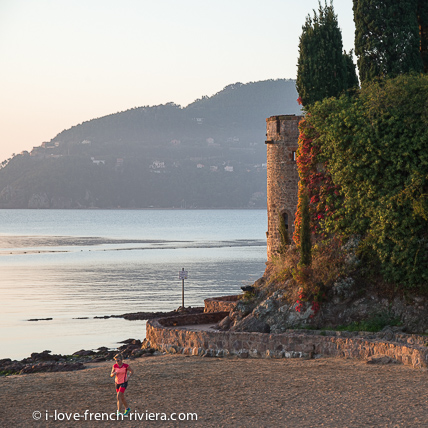 Zwischen dem Strand und der Burg beginnt der Weg am Wasser