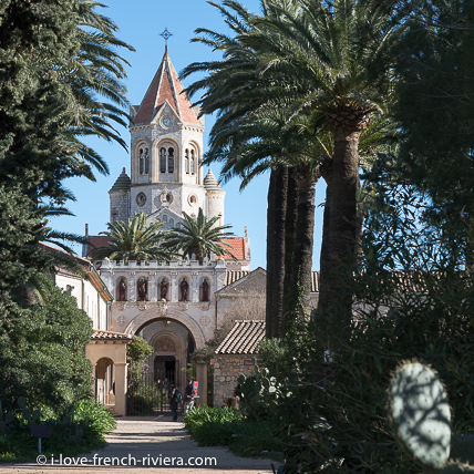 L'glise abbatiale de l'abbaye de Lrins sur l'le Saint-Honorat au large de Cannes et de La Napoule