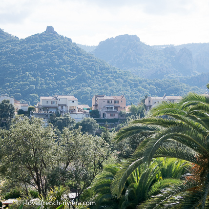 Paysage de l'Estrel, sur la route de montagne qui relie Mandelieu-La Napoule  Saint-Raphael.