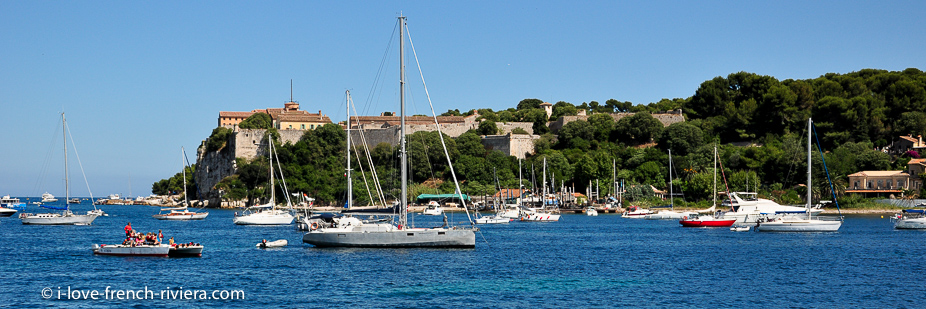 L'Ile Sainte Marguerite est accessible directement du port de La Napoule de Pques  l'automne et de Cannes toute l'anne Dune longueur de 3 km pour environ 900 m de large, lle Sainte-Marguerite abrite de trs beaux bois d'eucalyptus (les plus anciens d'Europe) et de pins. La majorit de l'le est couverte par la fort, domaine protg appartenant  l'tat. Cest la deuxime fort la plus visite de France.