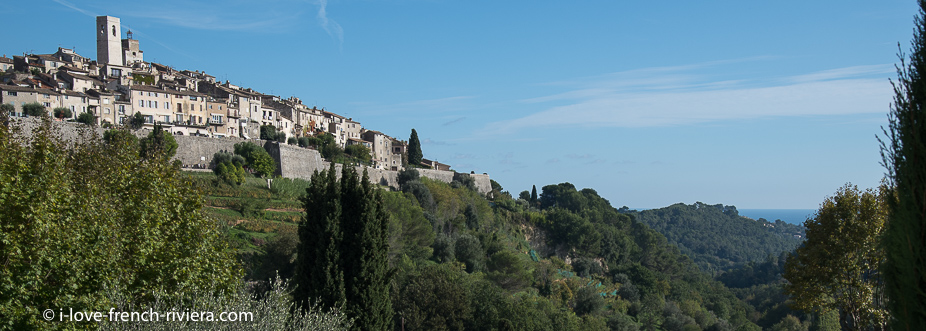 The famous village of Saint-Paul-de-Vence in the hinterland of Nice is known for its many art galleries. We distinguish the sea in the distance.