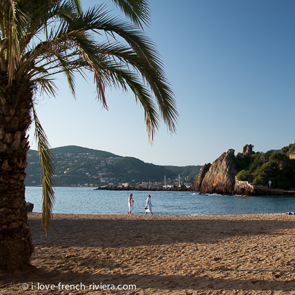 And leads to small sheltered coves. It is nice to go in the morning.