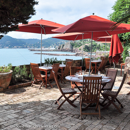 Das Schloss befindet sich eine Teestube mit Blick aufs Meer, eine auergewhnliche Lage.