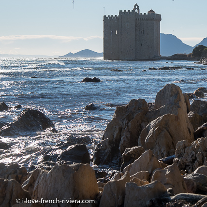 Le monastre fortifi a t construit  partir du XIe sicle par l'abbaye de Lrins sur la cte sud de l'le Saint-Honorat dans la baie de Cannes afin de protger lle, le monastre et ses occupants.