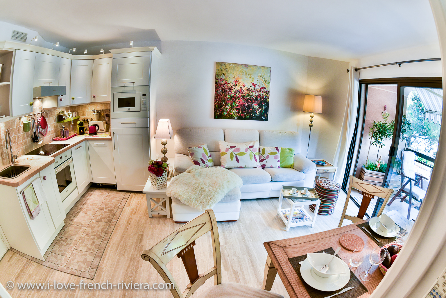 Wohnraum und Küche in unserer Ferienwohnung an dem Jachthafen von La Napoule (Cote d'Azur)