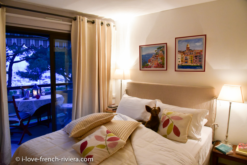 Helle Ferienwohnung mit einer berdachten Terrasse mit Blick auf den Yachthafen, den Strand und die berhmte mittelalterliche Burg von La Napoule in der Bucht von Cannes