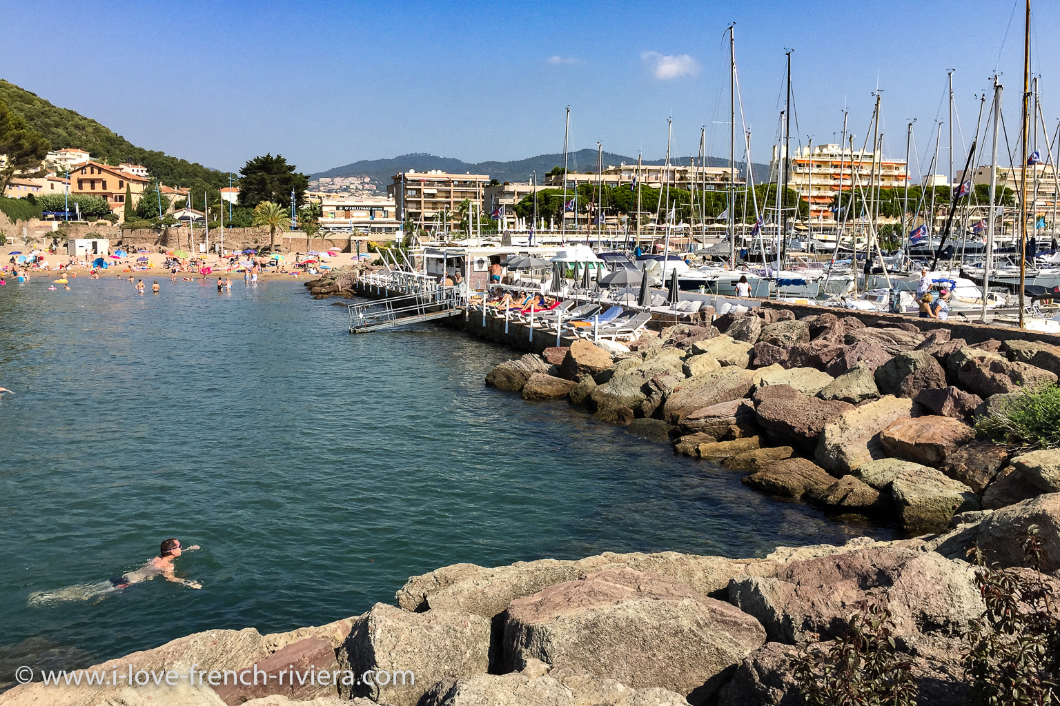 Le port de plaisance de La Napoule et la plage du chteau se trouvent juste en face de la rsidence. Un environnement privilgi avec de beau amnagement pour nager et se reposer.