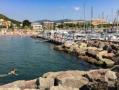 Le port de plaisance de La Napoule et la plage du chteau se trouvent juste en face de la rsidence. Un environnement privilgi avec de beau amnagement pour nager et se reposer.