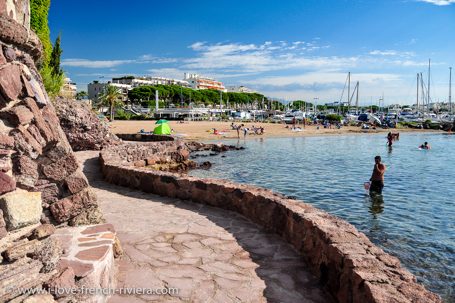 In La Napoule, a pleasant path runs along the shore and goes from beach to beach with great views over the sea and castle.