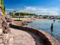 In La Napoule, a pleasant path runs along the shore and goes from beach to beach with great views over the sea and castle.