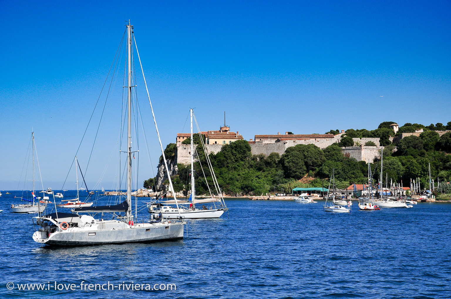 Die Lrins-Inseln, Cannes, St. Raphael, St. Tropez und andere schne Orte sind in der Nhe unserer Ferienunterkunft in La Napoule ...